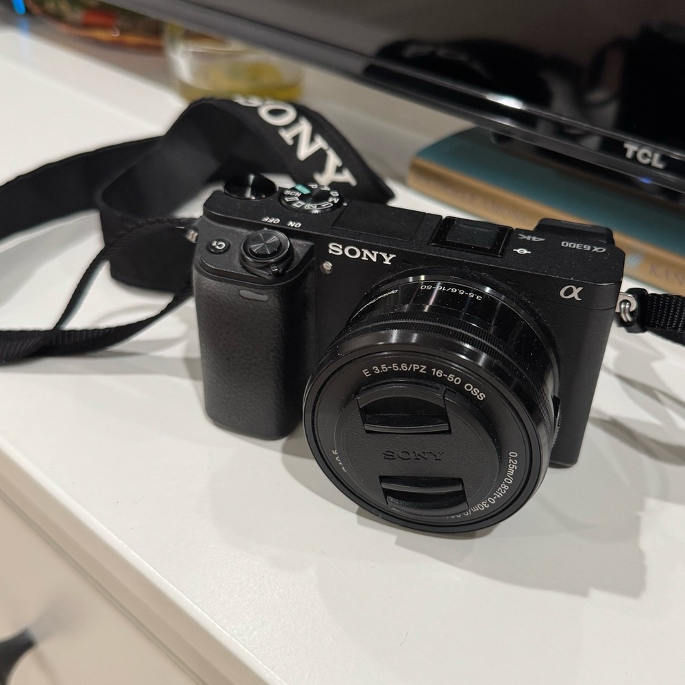 Sony A6300 digital camera and video with E PZ 16-50 mm F3.5-5.6 OSS Lens